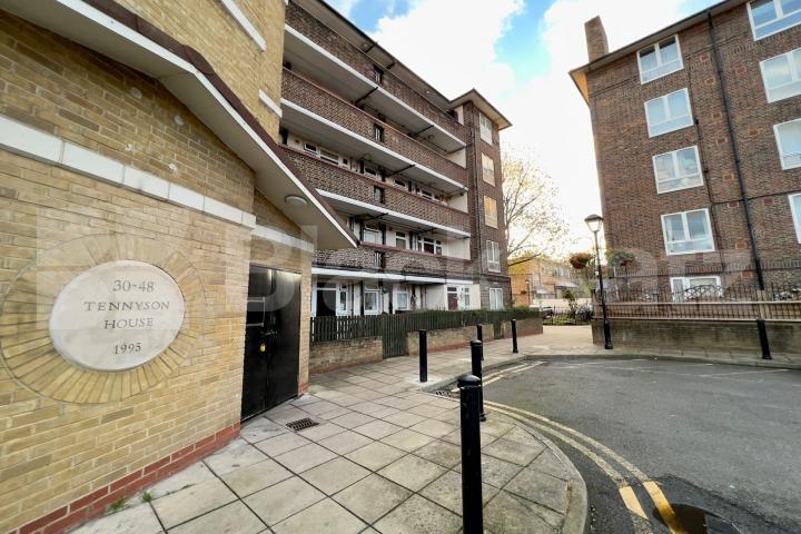 Recently redecorated throughout, wooden floors, white walls & superbly located Browning Street , Elephant and Castle SE17